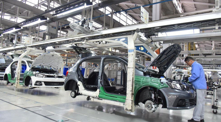 A Volkswagen informou que suspender&aacute;, temporariamente, a produ&ccedil;&atilde;o em suas f&aacute;bricas de autom&oacute;veis no Brasil
