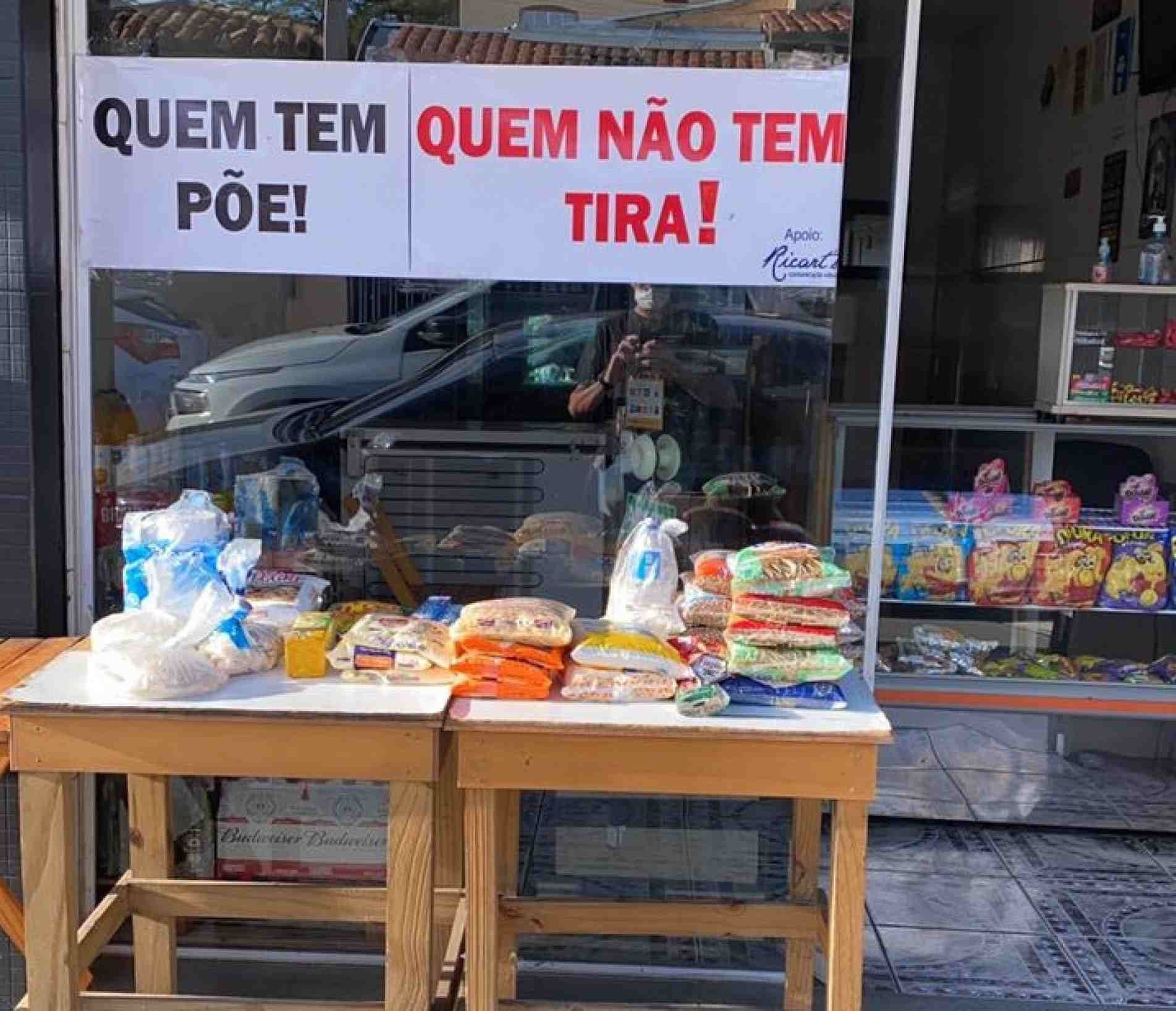 Banca de alimentos doados para pessoas necessitadas em frente ao Bar da Leste 015, na Vila Haro.