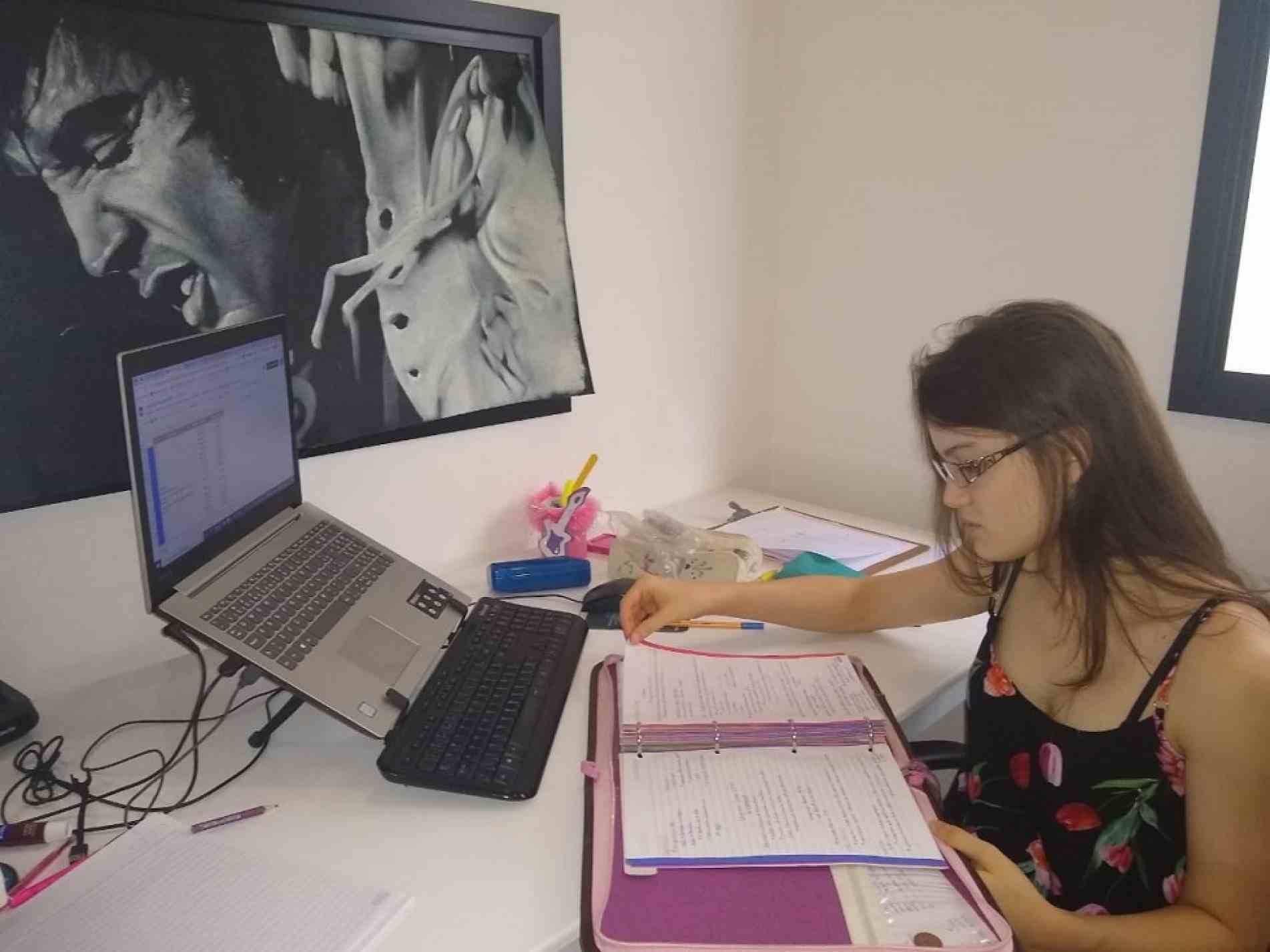 Elisa de Oliveira Flemer estudando em casa.