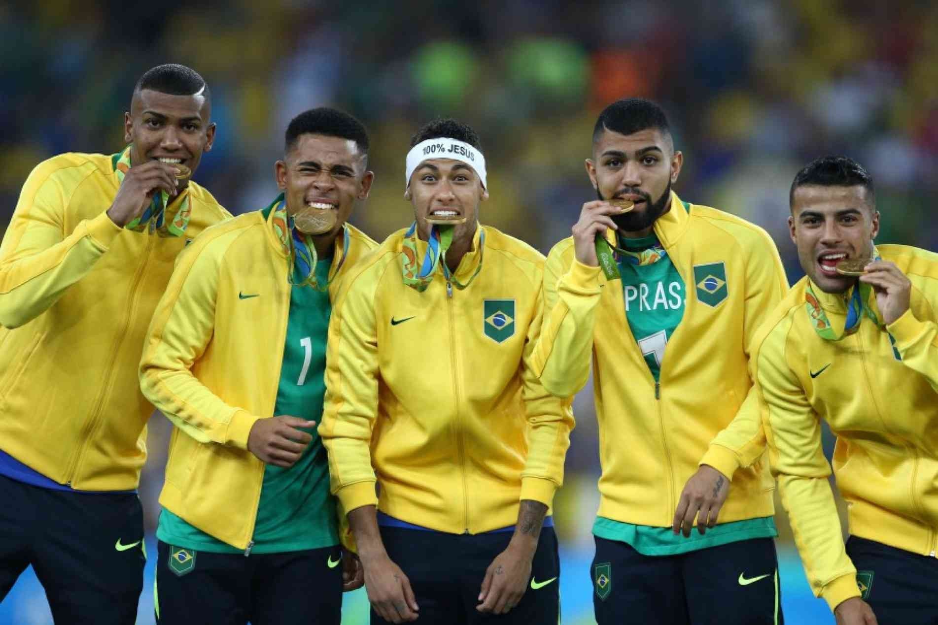 Parte do elenco da Seleção Brasileira olímpica, com a medalha de ouro no Rio-2016.