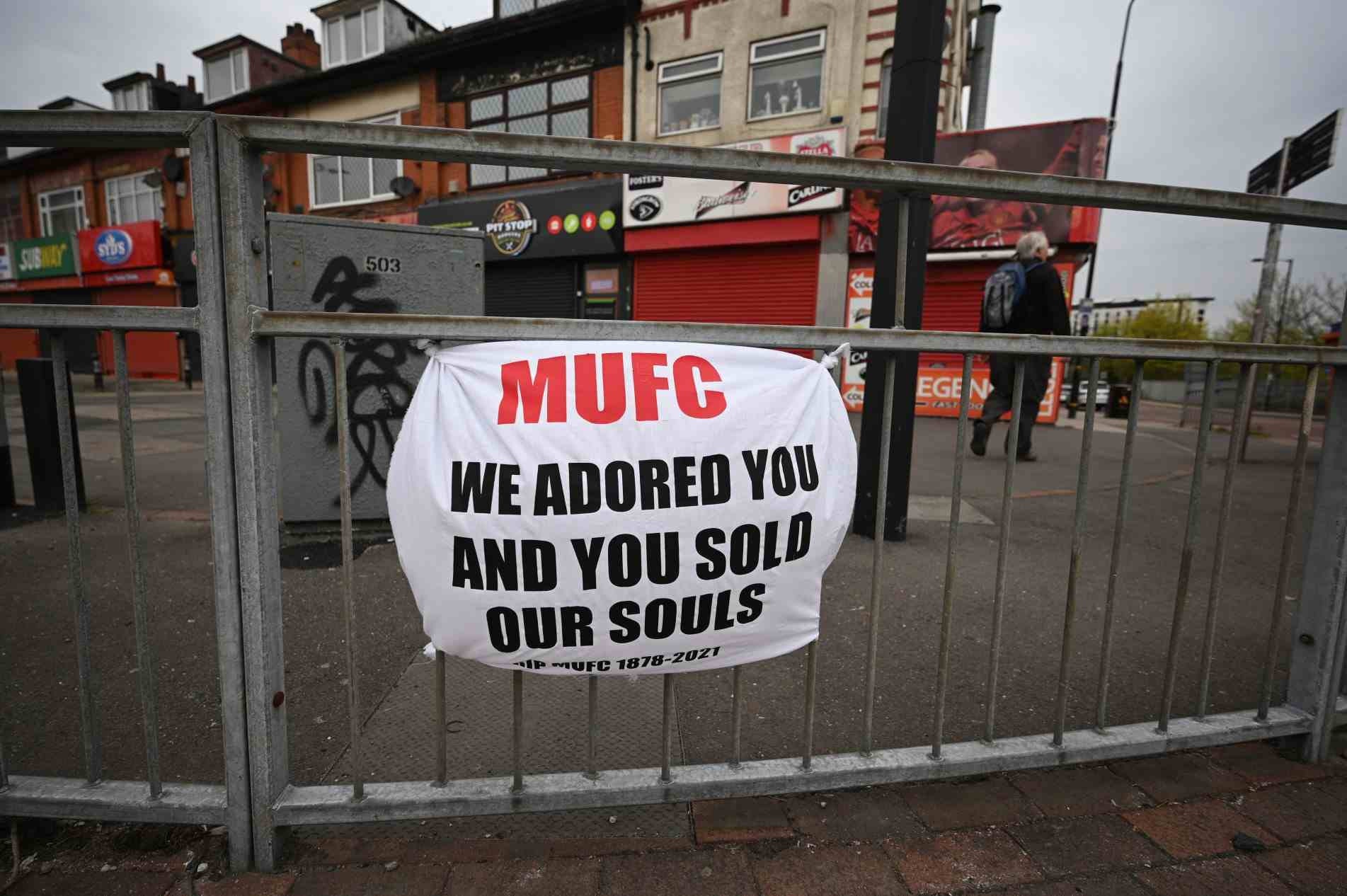 Cartaz de protesto em frente ao Old Trafford, do Manchester United, que diz 'nós o adoramos e vocês venderam nossas almas', em relação à criação da Superliga Europeia.