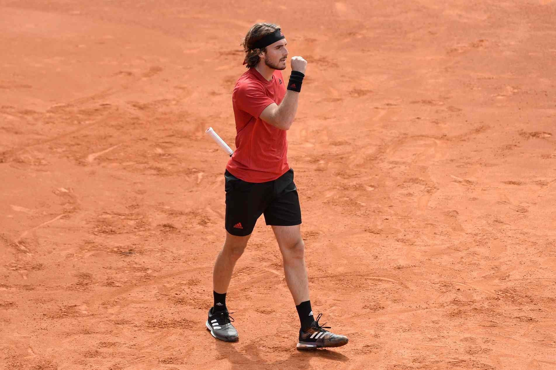 Stefanos Tsitsipas comemora vitória sobre o australiano Alex de Minaur, em Barcelona.