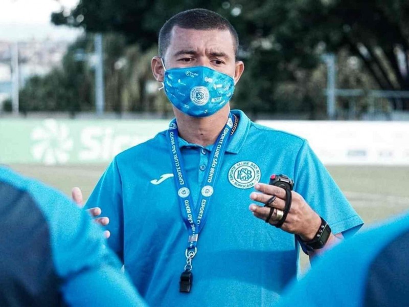 Marcelo Cordeiro, técnico do São Bento, tem a missão de tirar o time do sufoco.