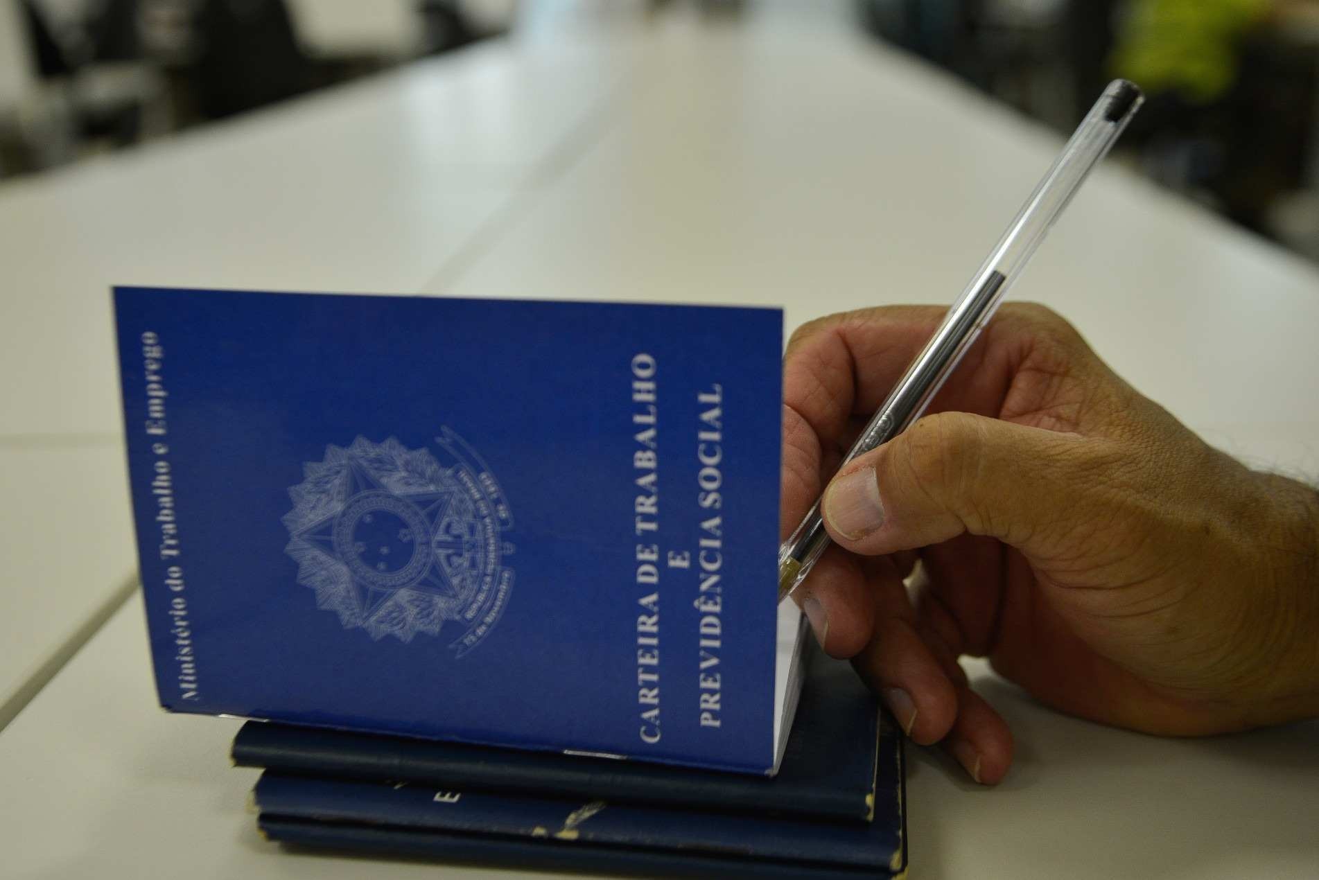 Também está previsto prorrogar pagamento de 1/3 sobre férias.