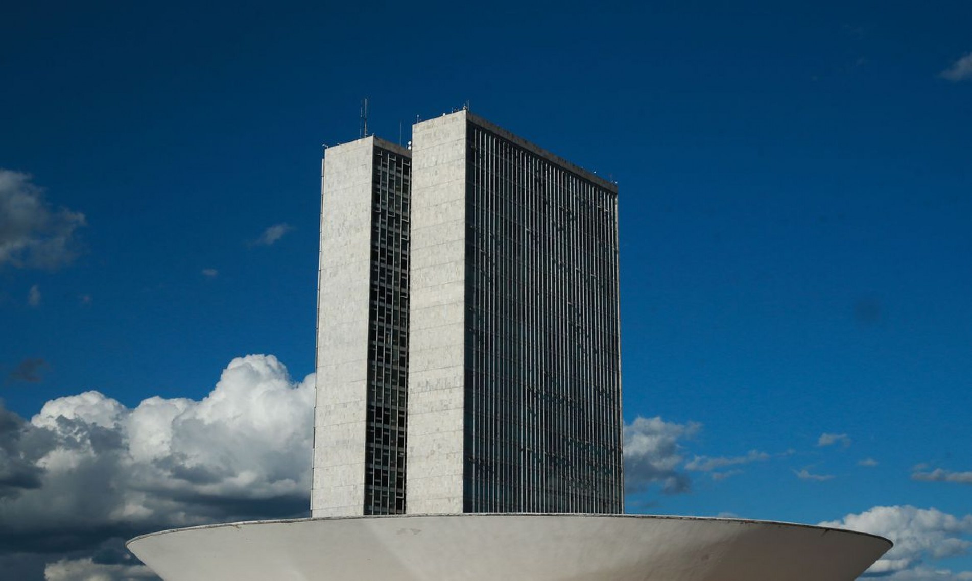 A cúpula menor, voltada para baixo, abriga o Plenário do Senado Federal. A cúpula maior, voltada para cima, abriga o Plenário da Câmara dos Deputados.