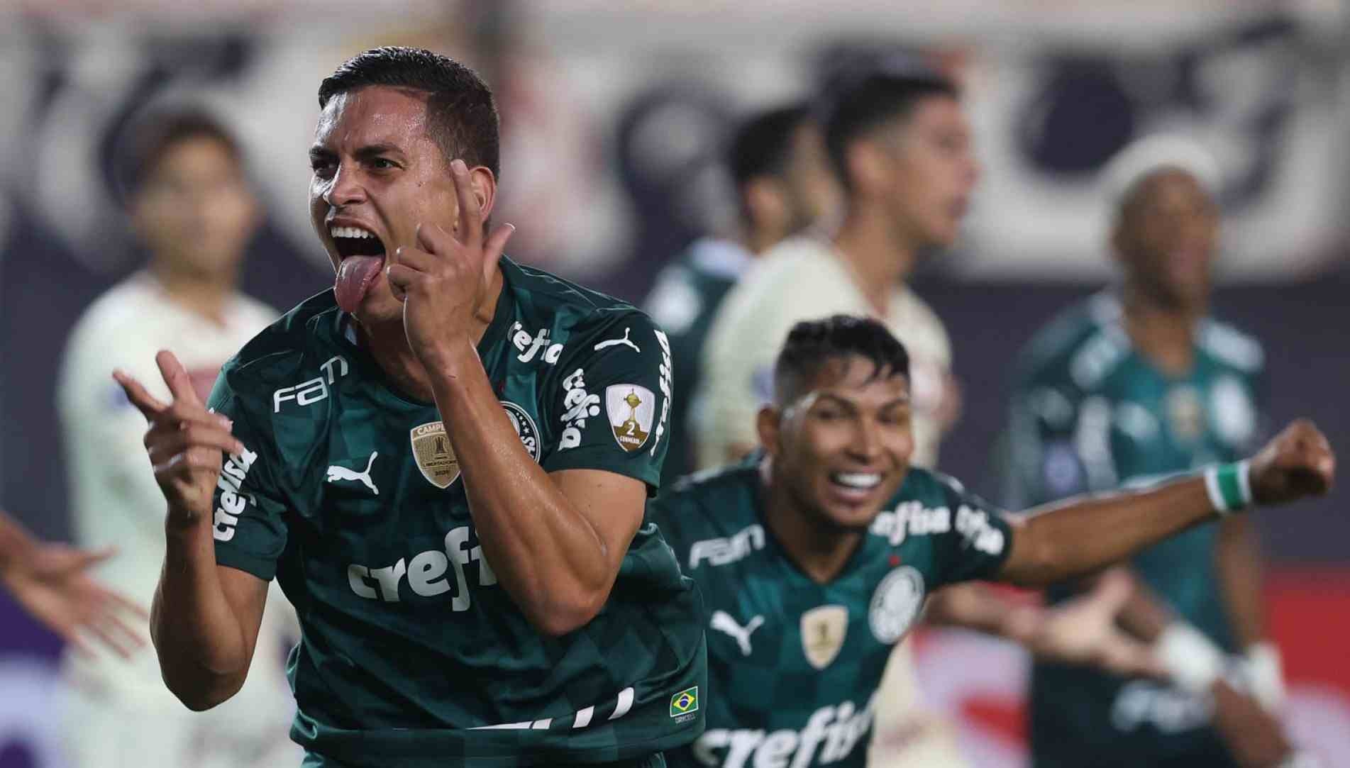 O jogador Renan, da SE Palmeiras, comemora seu gol contra a equipe do C Universitario D, durante partida válida pela fase de grupos, da Copa Libertadores, no Estádio Monumental. (Foto: Cesar Greco)