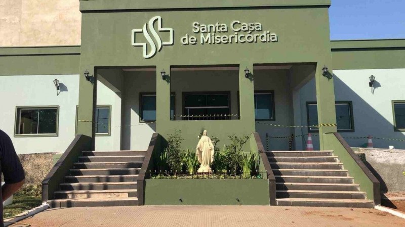 A ocupação dos leitos clínicos contratualizados pela prefeitura na Santa Casa está em 70%.