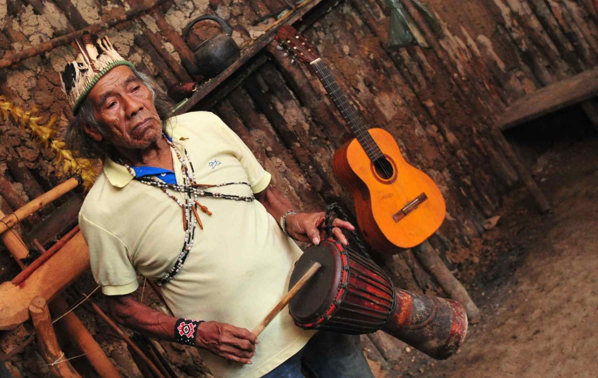 Na tribo, todos respeitam e obedecem o cacique, que ensina as tradições do povo guarani para as crianças.