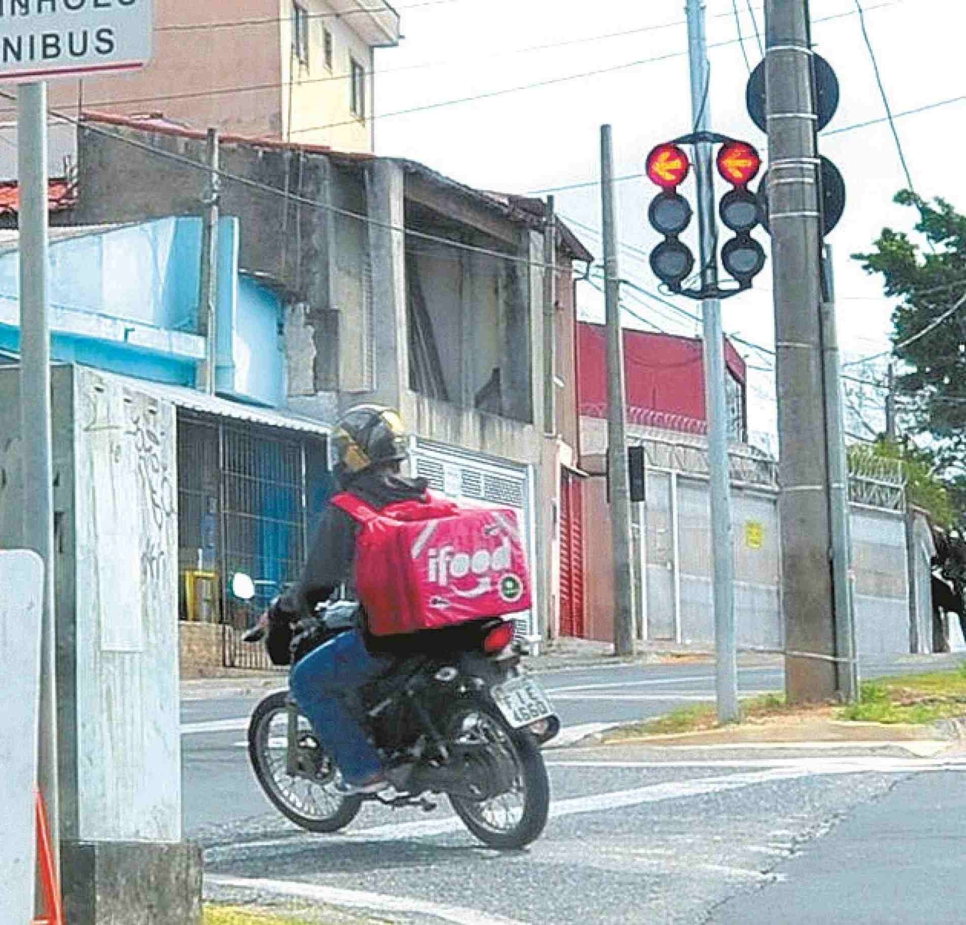 De Olho
Motoboy avança farol vermelho para fazer uma entrega de refeição