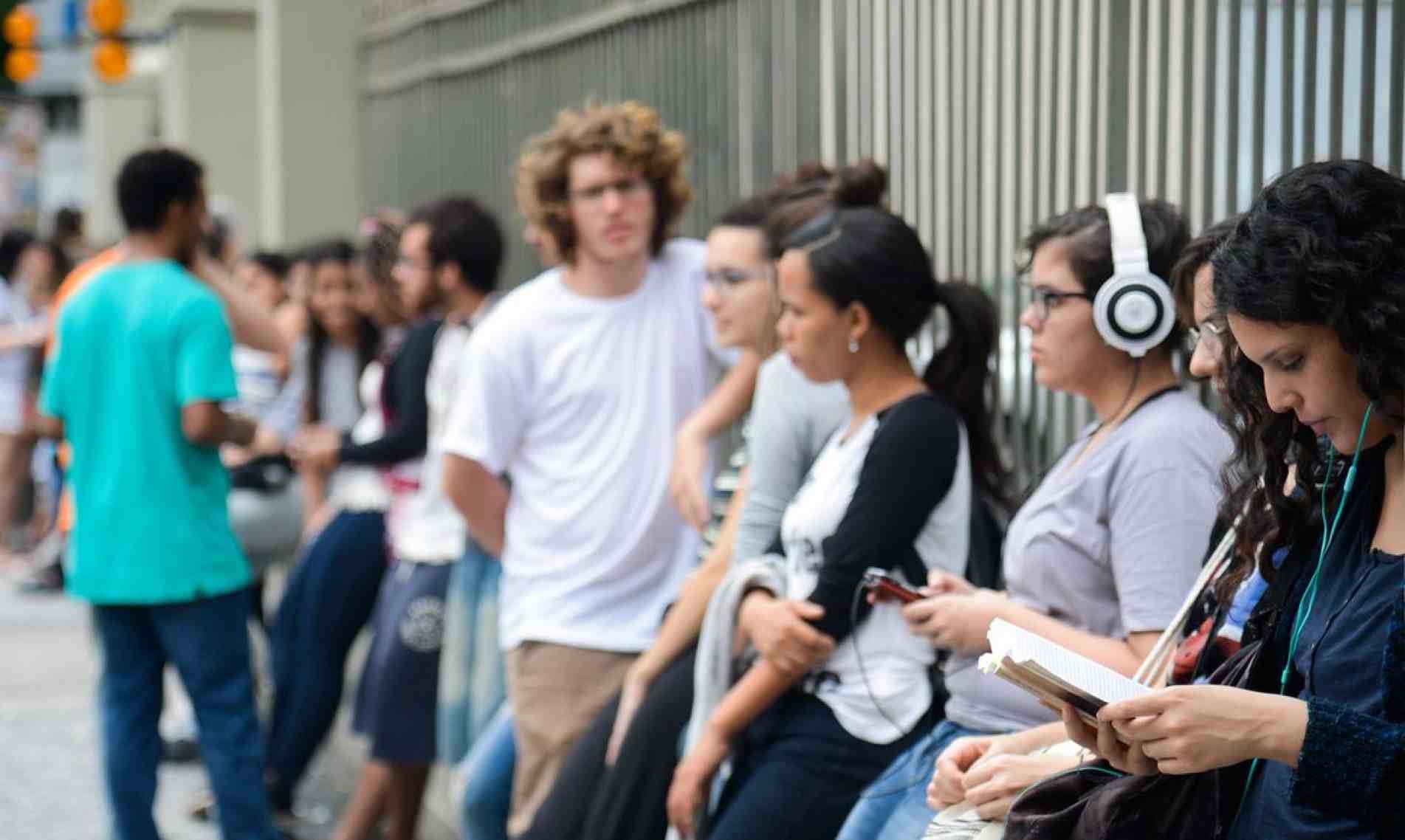 Uso de fones de ouvido faz parte da exposição a ruídos, principalmente entre os mais jovens.