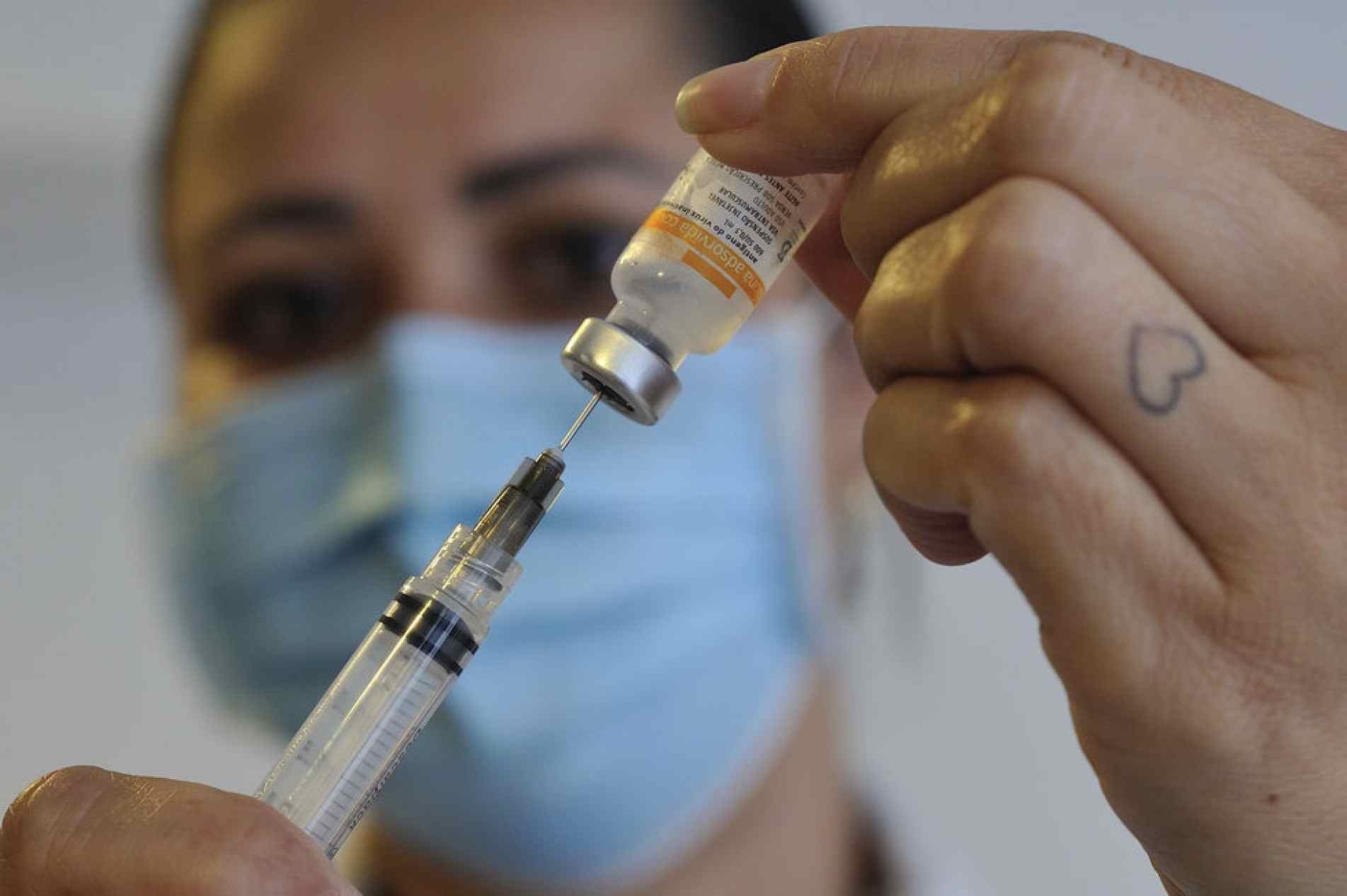 A mensagem antivacina é ecoada por apoiadores na extrema direita ou esquerda, segundo especialista