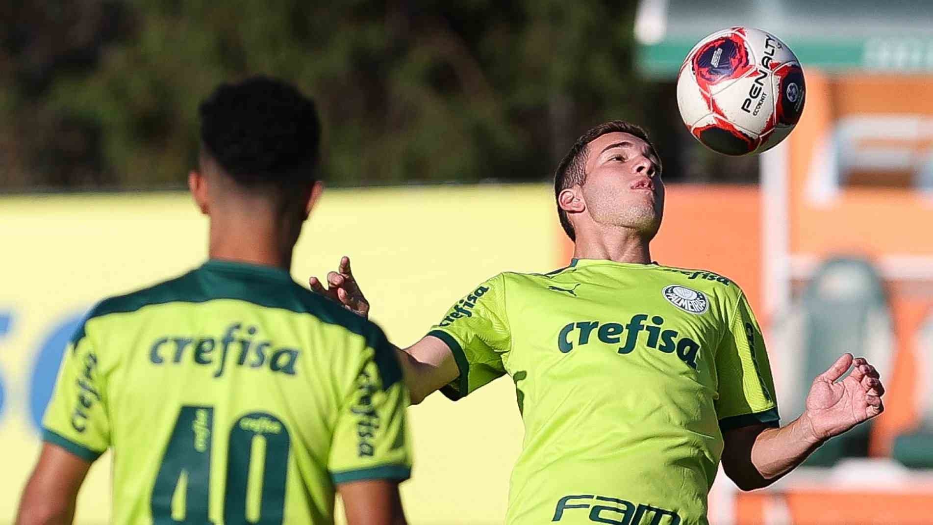 Fabinho (com a bola) ganha nova chance em meio à maratona de jogos.