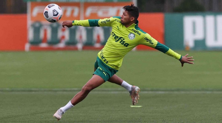 Rony (foto) e Luiz Adriano serão os titulares no ataque do Verdão.