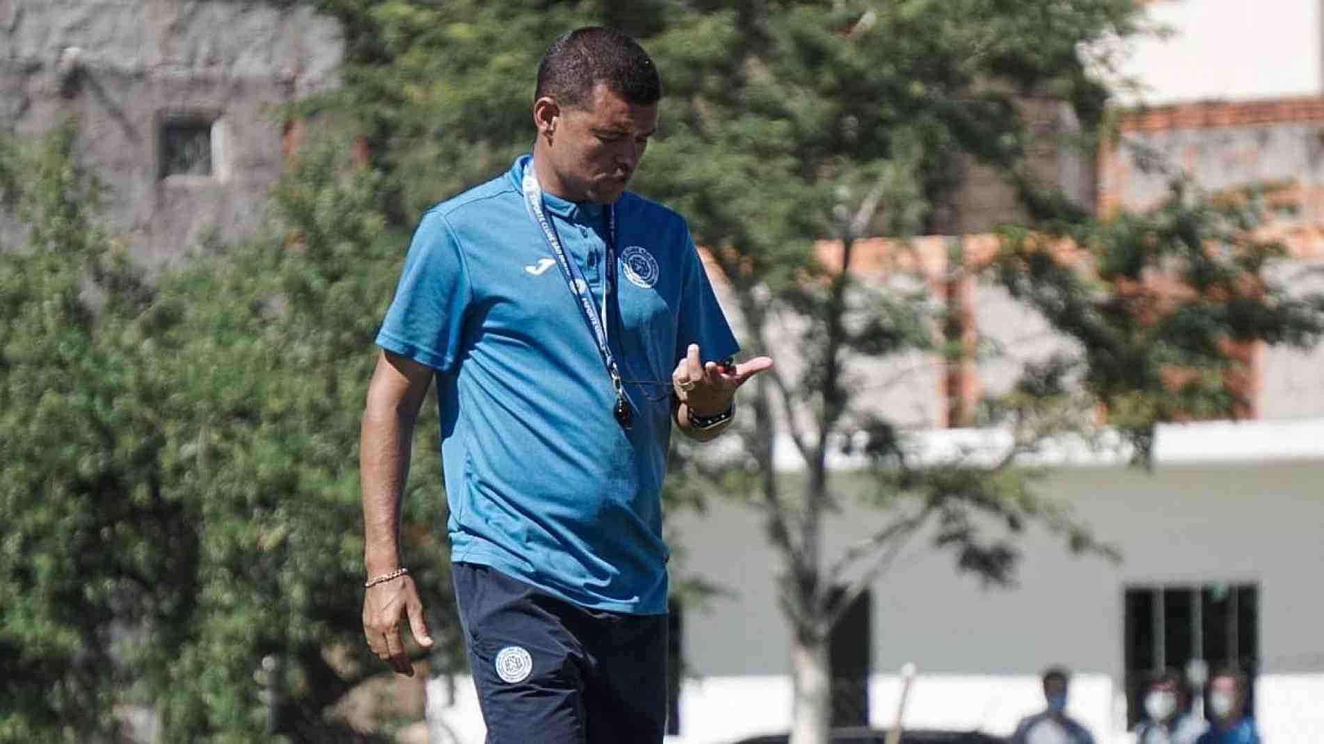 Marcelo Cordeiro estreia hoje como técnico do Azulão.