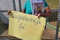 Em frente as escolas, responsáveis de alunos exibem cartazes pedindo por mais segurança - Divulgação