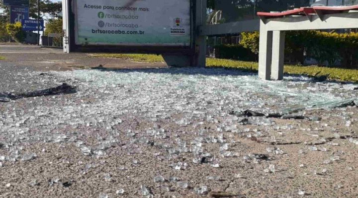 Caminhão arremessou uma pedra que bateu em um painel publicitário e estourou o vidro.