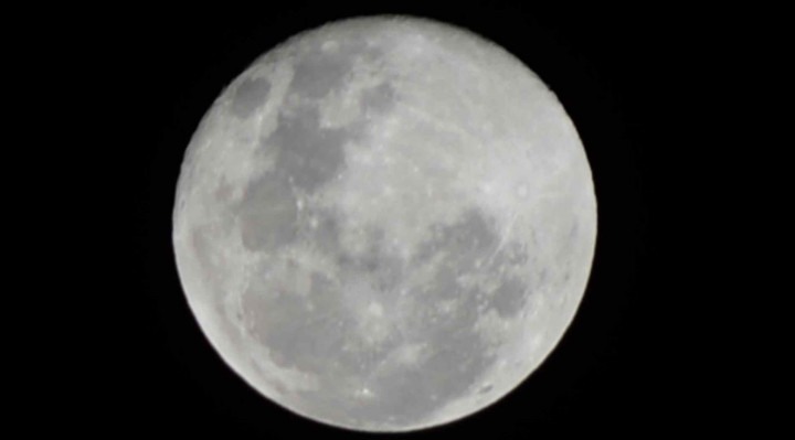 Morador registrou 'super lua' na noite desta terça-feira (27)
