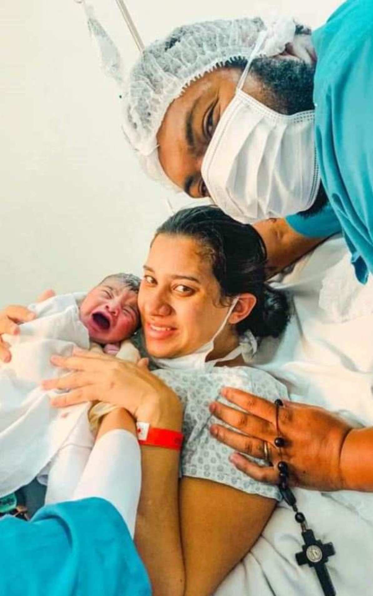 Sabrina Silva e Matheus Oliveria deram à luz, no dia 13 de abril, ao seu segundo filho, o pequeno Theo.