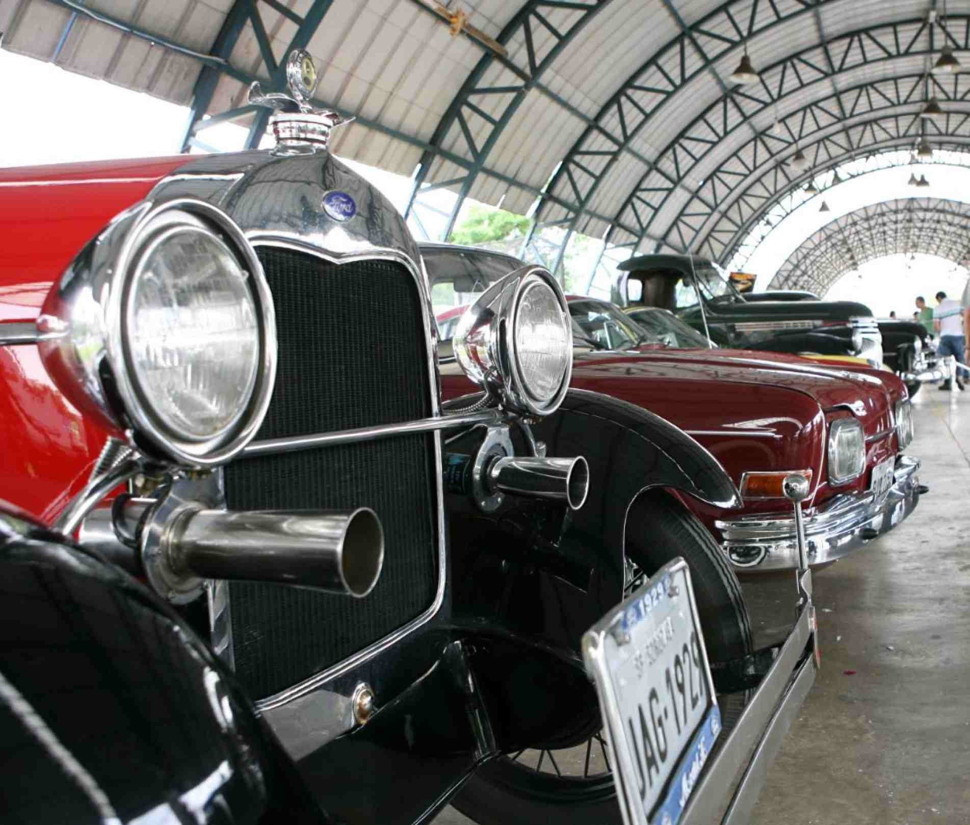 Exposição de carros antigos.