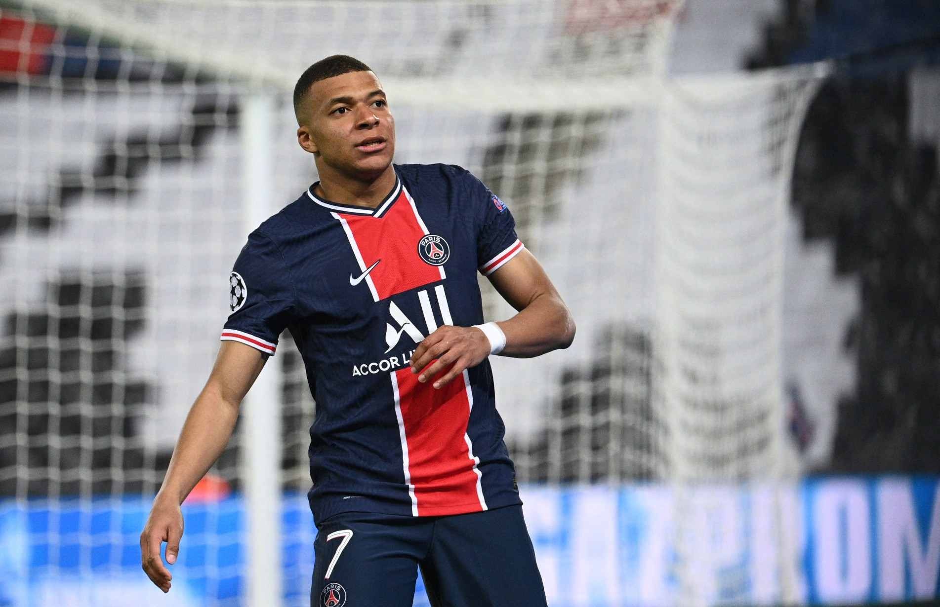 Mbappé, atacante do PSG, sofreu lesão na panturrilha