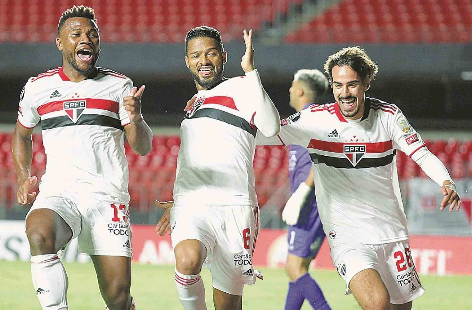 Reinaldo (centro) comemora com os companheiros o seu gol, no fim do jogo