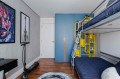Cinza e o amarelo harmonizam muito bem com o azul, presente em armário e roupas de cama. - DIVULGAÇÃO /  GISELE RAMPAZZO