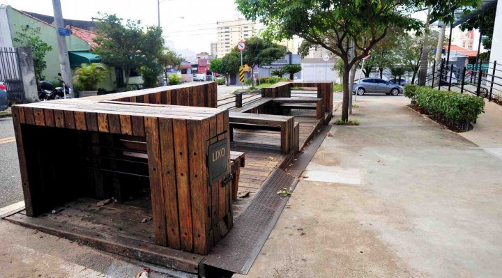 Áreas nas calçadas podem receber mesas, cadeiras, plantas, guarda-sóis e outros acessórios.
