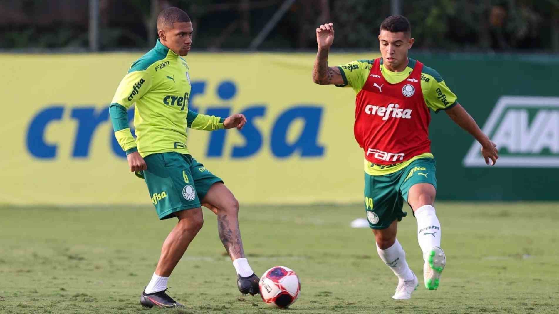 Na foto os jogadores Pedro Bicalho e Esteves em treino do Palmeiras.