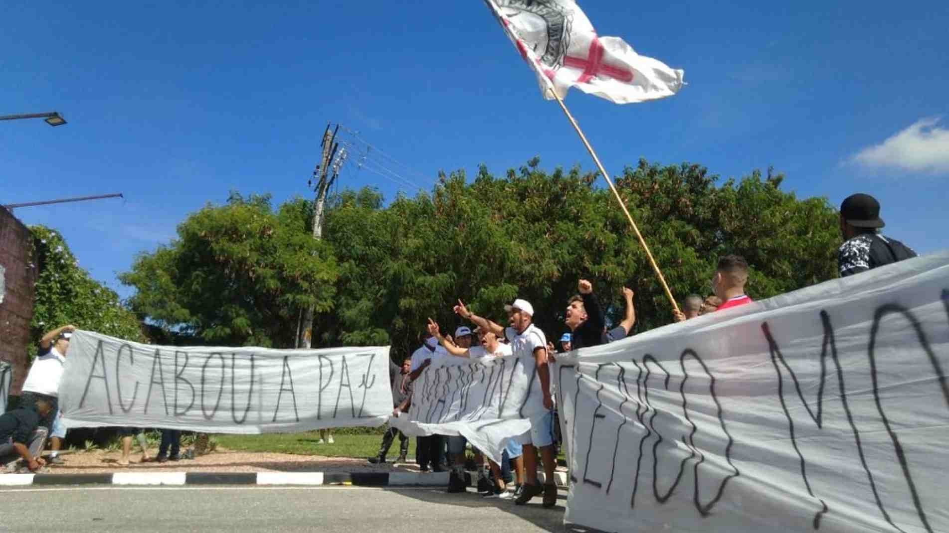 Manifestantes em frente ao CT Joaquim Grava, neste sábado