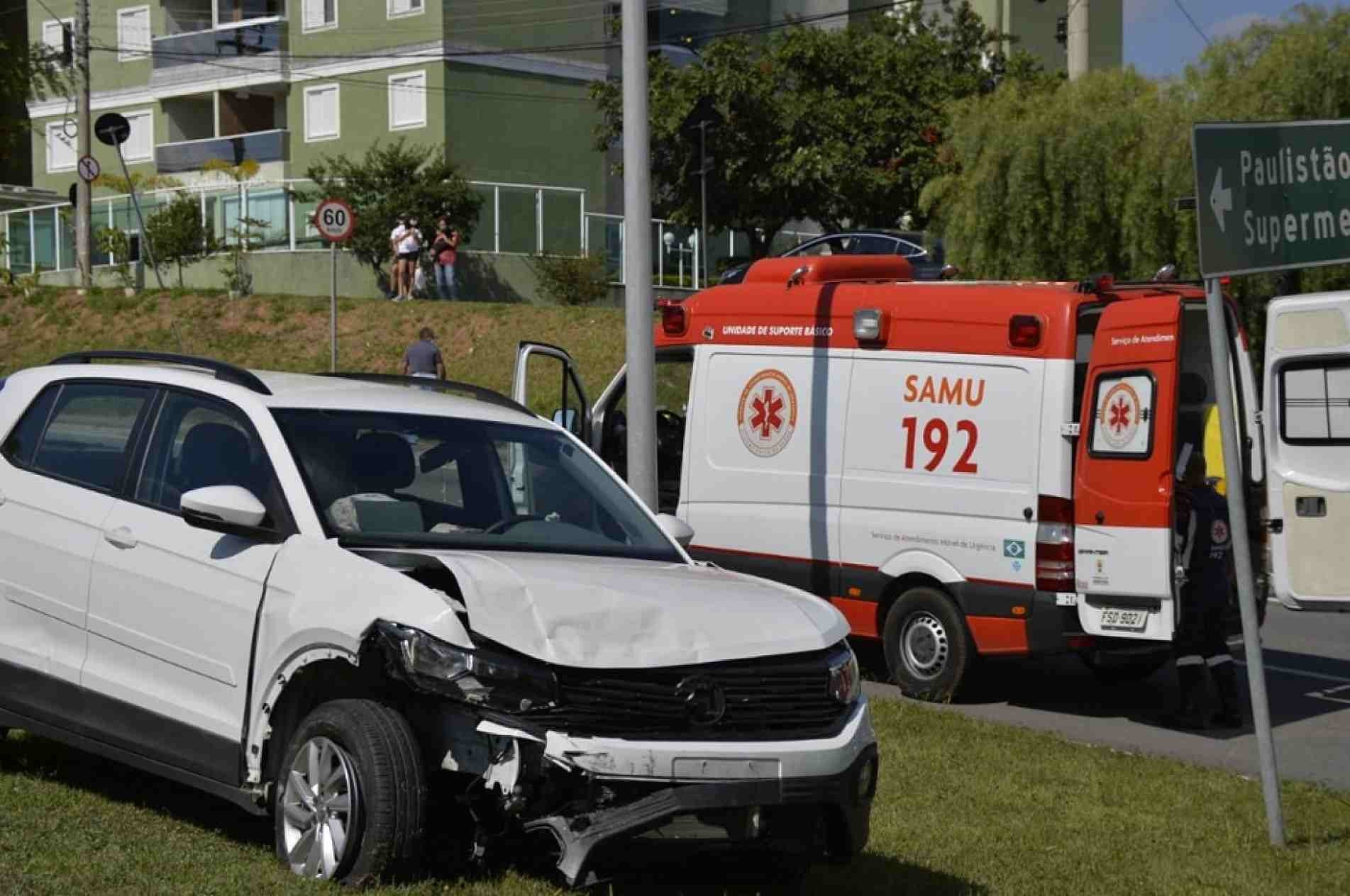 Um acidente de trânsito ocorrido na tarde deste domingo (2) na avenida São Paulo, em Sorocaba