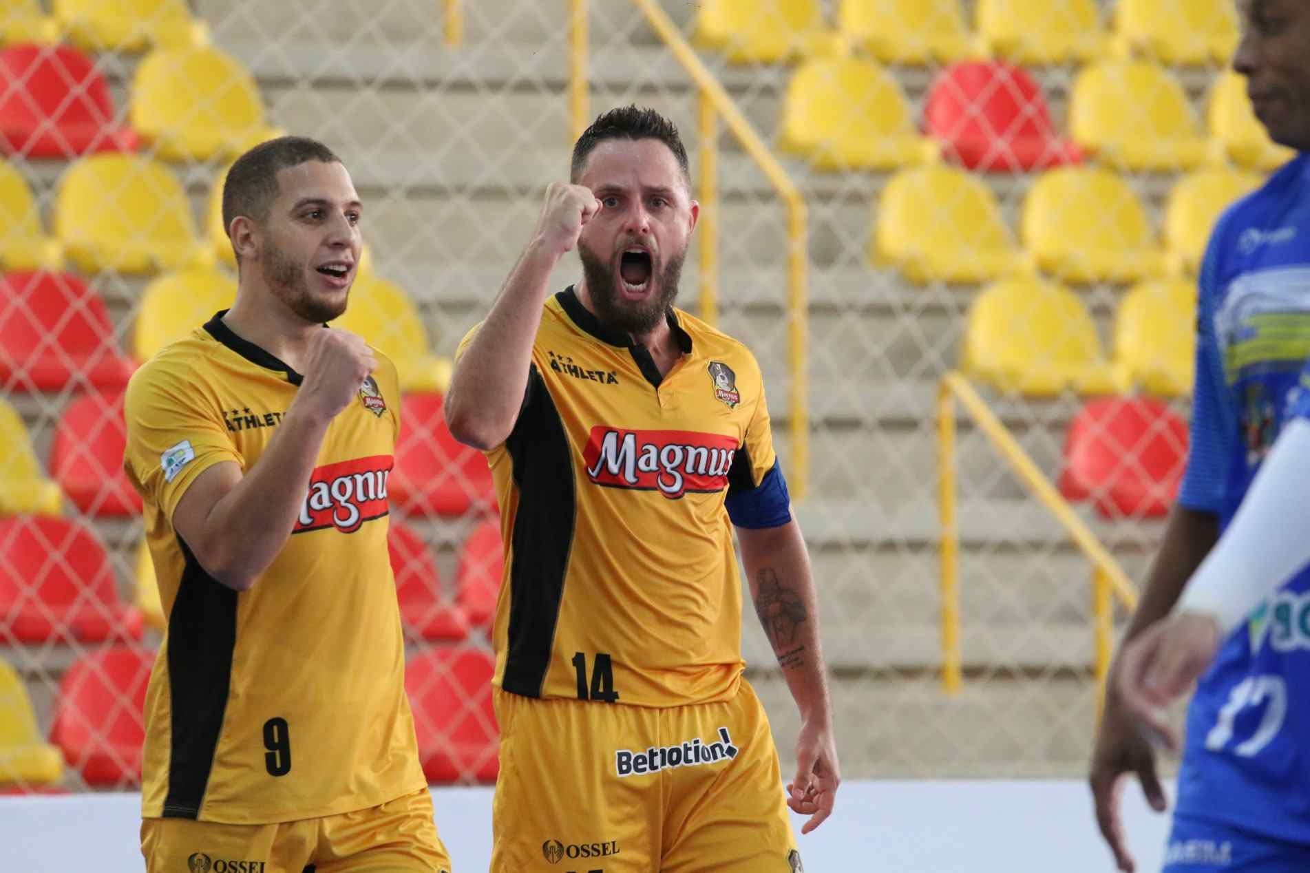 Capitão Rodrigo comemora gol marcado contra o São José, na estreia da LNF