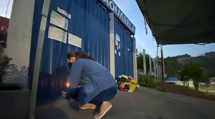 Populares fazem homenagens em frente à creche onde crime aconteceu.