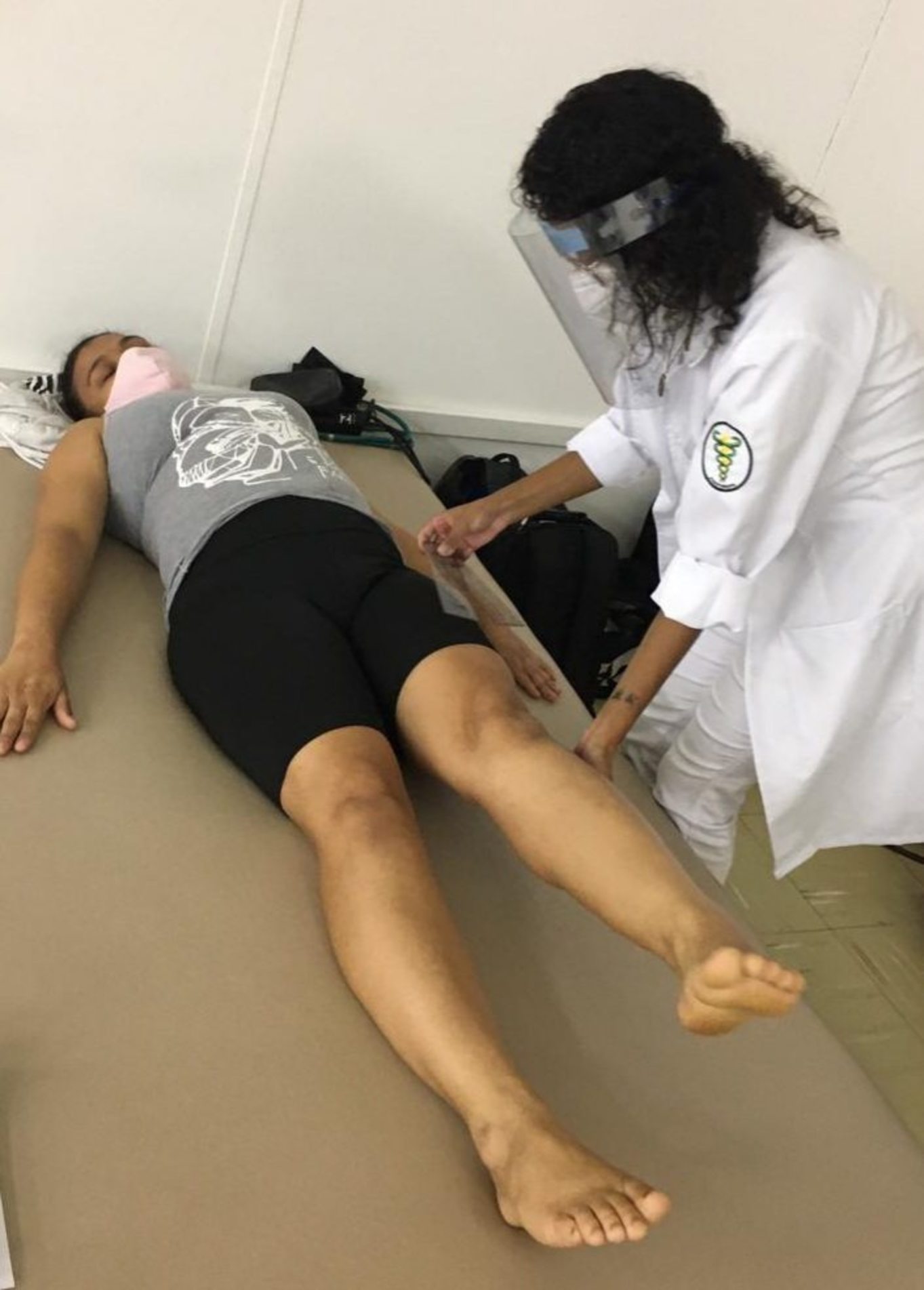 A equipe de fisioterapeutas realizar diversos tipos de exercícios e treinos, para auxiliar os pacientes com sequelas da Covid-19 