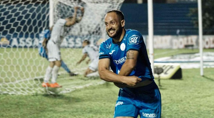 Diego Tavares comemora gol aos 51 minutos, que deu a primeira vitória ao Bentão