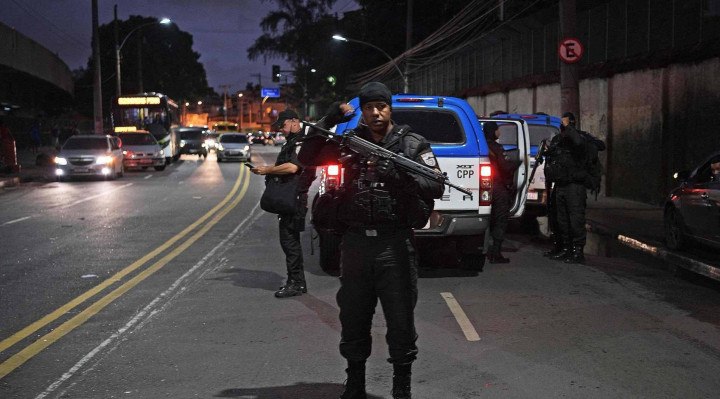 Policiais continuam nas imediações da comunidade carioca.