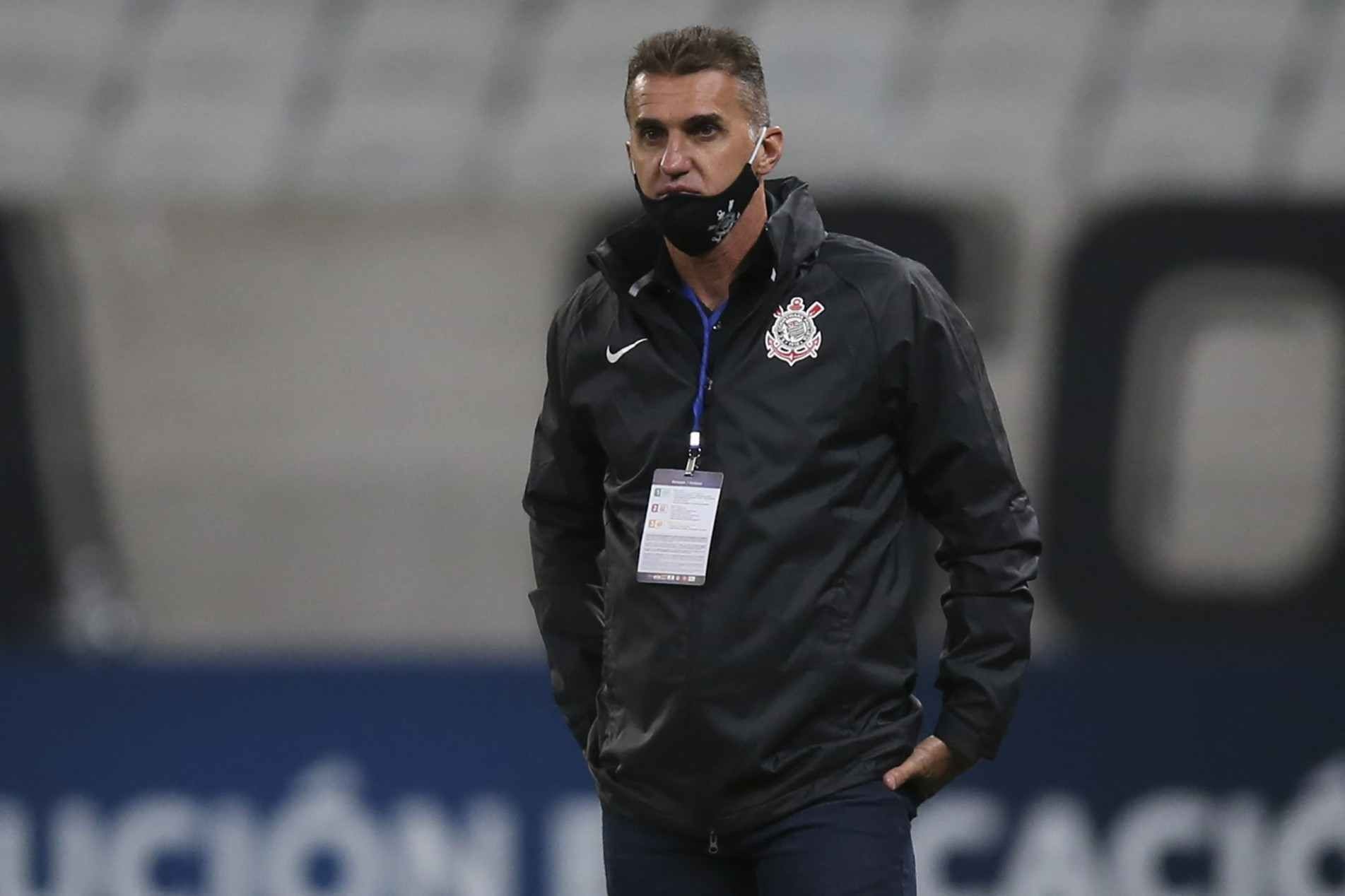 Técnico tem escalado três zagueiros.