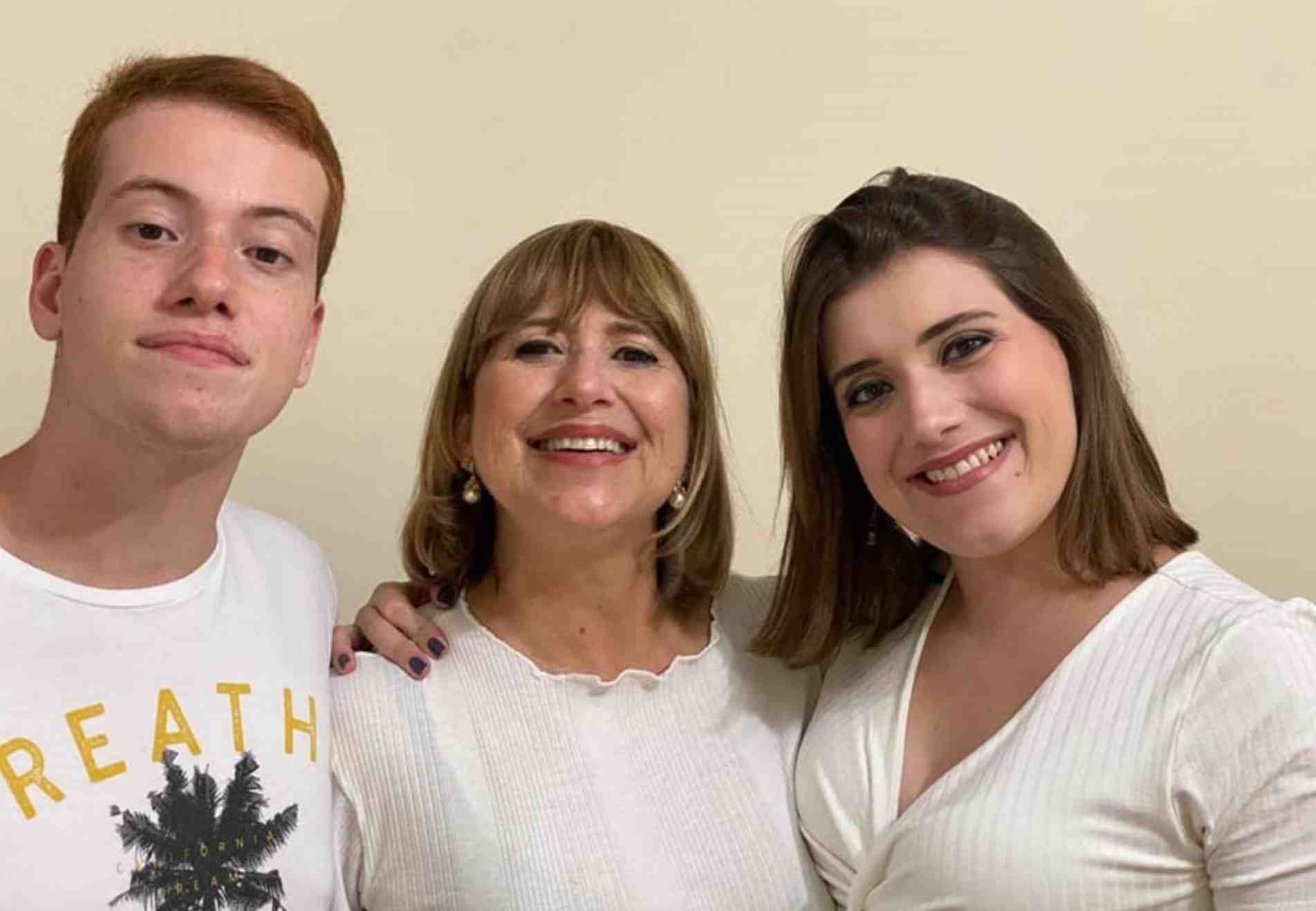 Maria Elidia Amorim ladeada pelos seus filhos Julio e Barbara.