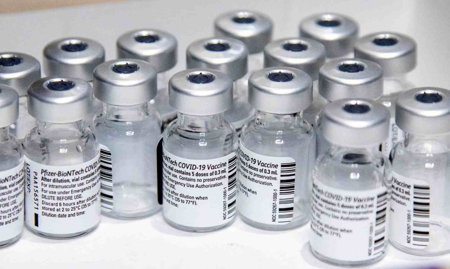 Aprovação total da vacina pode ajudar a aliviar a hesitação sobre a aplicação do imunizante 