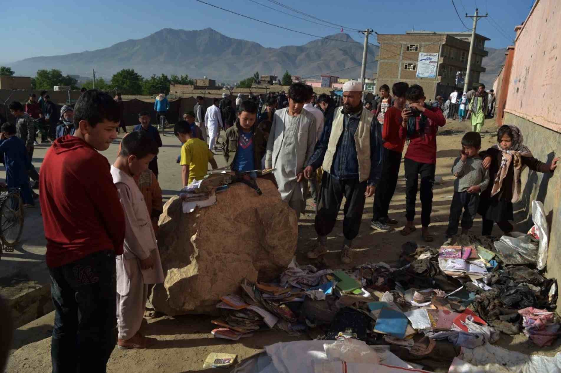 Uma pilha de mochilas e livros das vítimas ficou do lado de fora da escola, após as múltiplas explosões