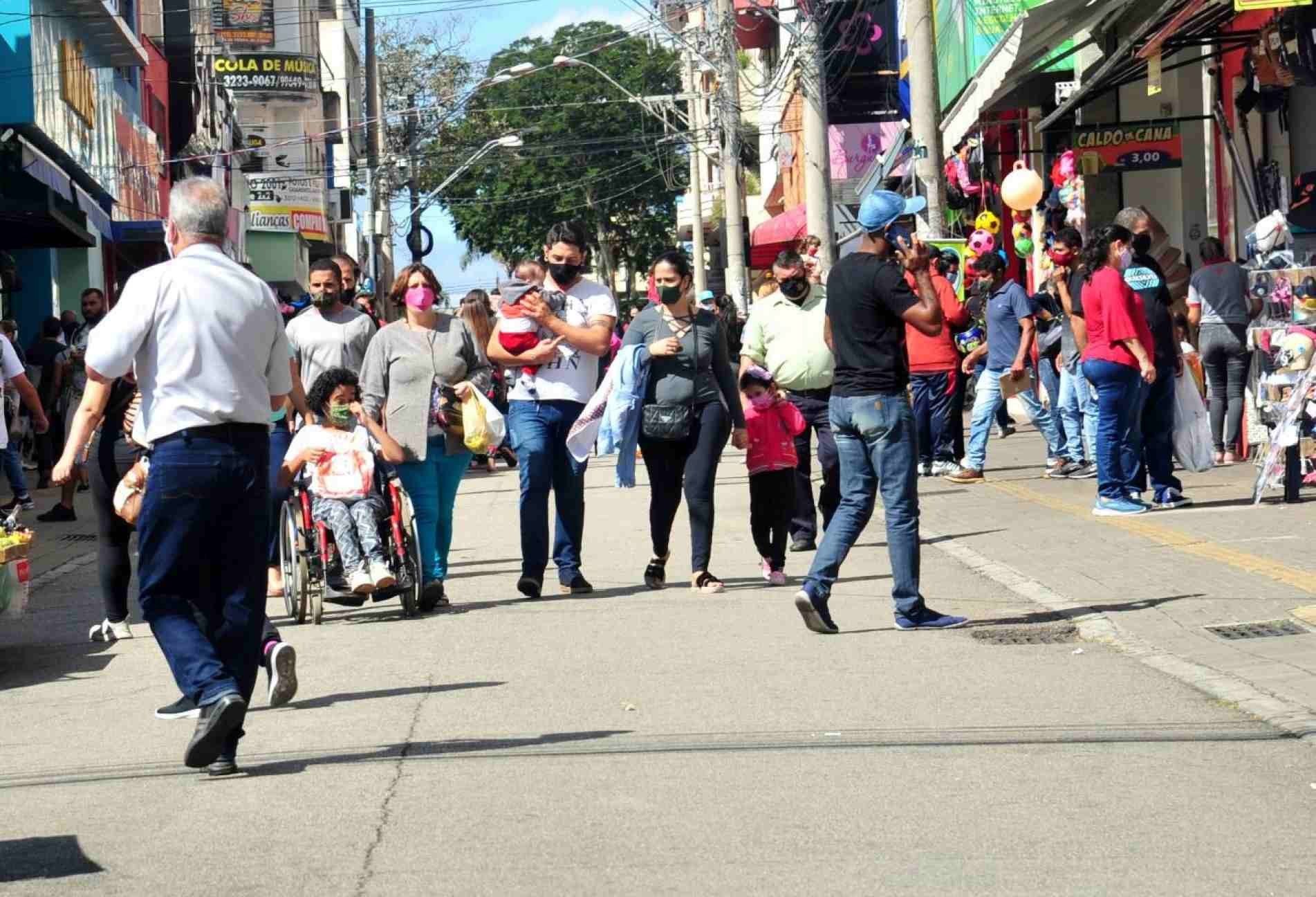 Ruas da região central, ontem, registraram número expressivo de consumidores.