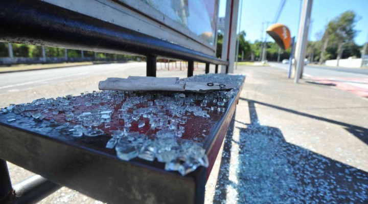 Dois registros de vandalismo contra pontos de ônibus foram registrados nos últimos dias.