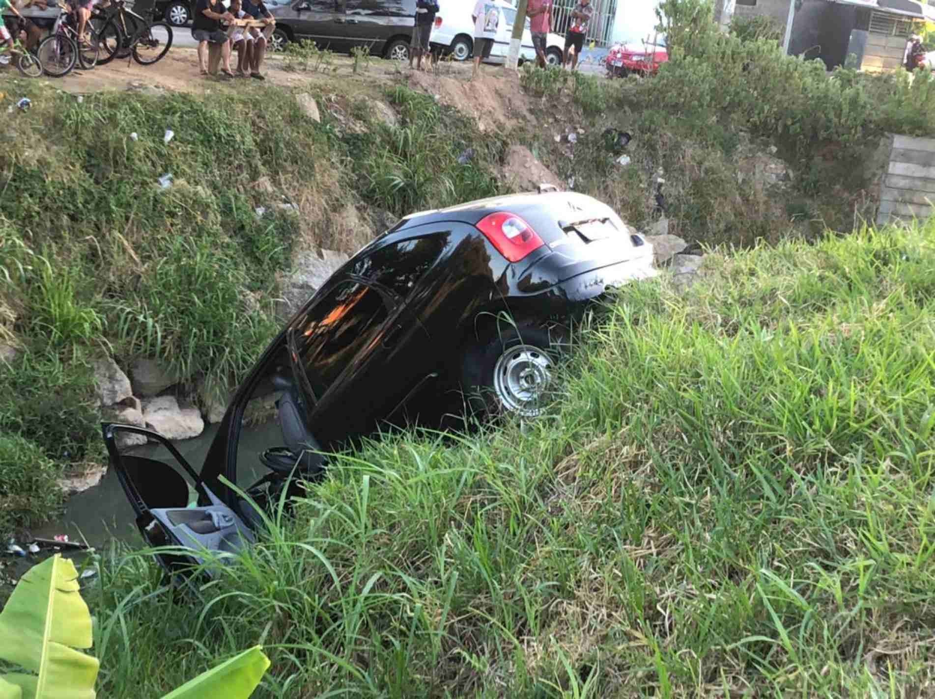 PM recupera carro roubado após grupo cair com veículo em córrego durante fuga em Sorocaba