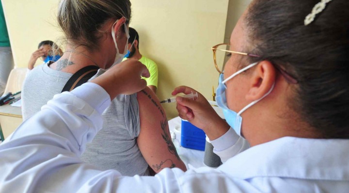 Moradora recebe vacina contra a Covid