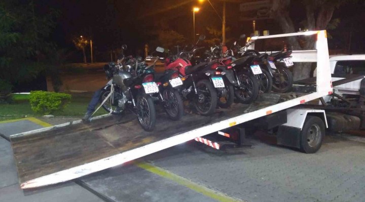 Polícia Militar impede a realização de 'rolezinho' e recolhe 14 motos