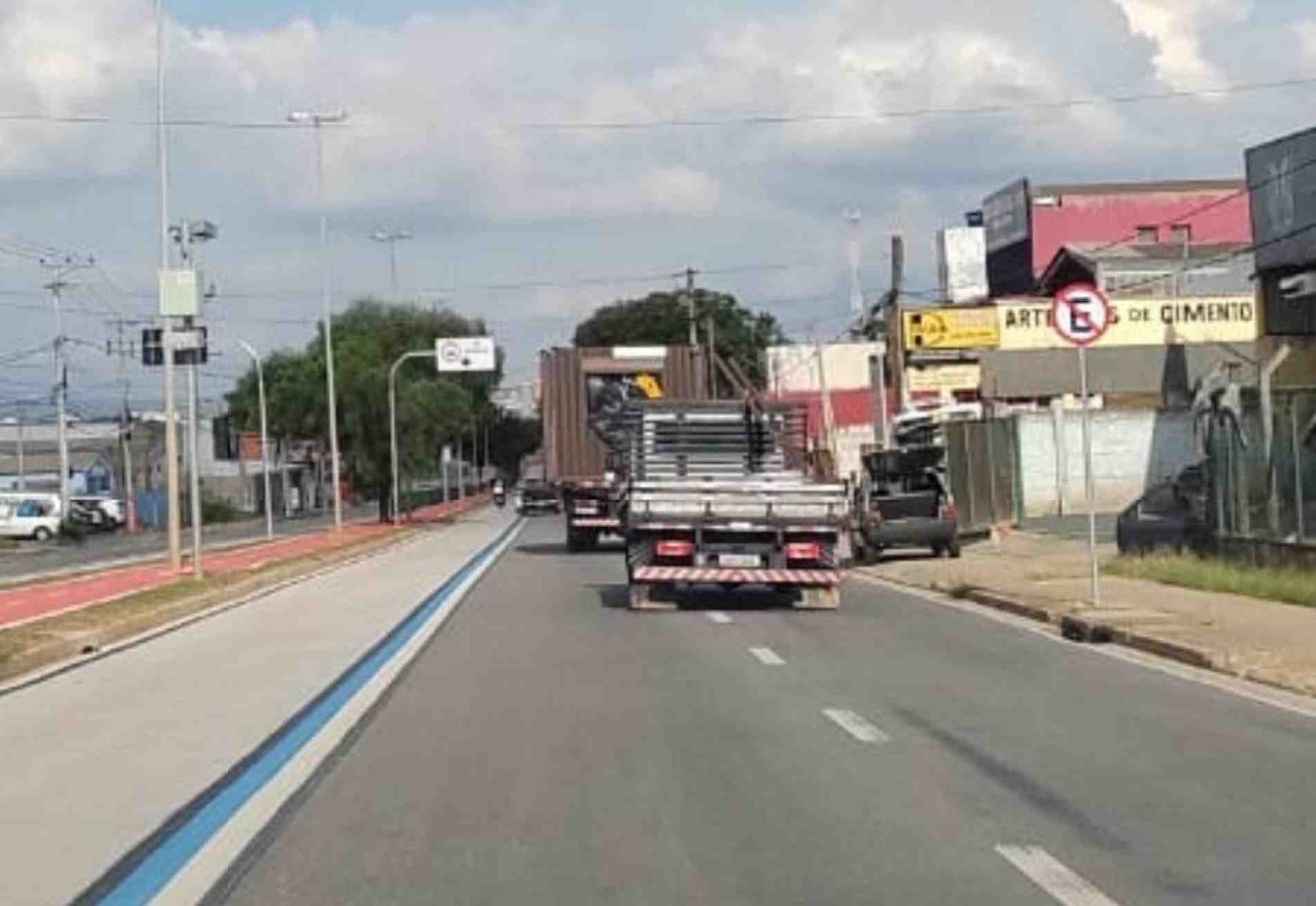 Dois caminhões transitavam pela via com carga maior que a faixa.