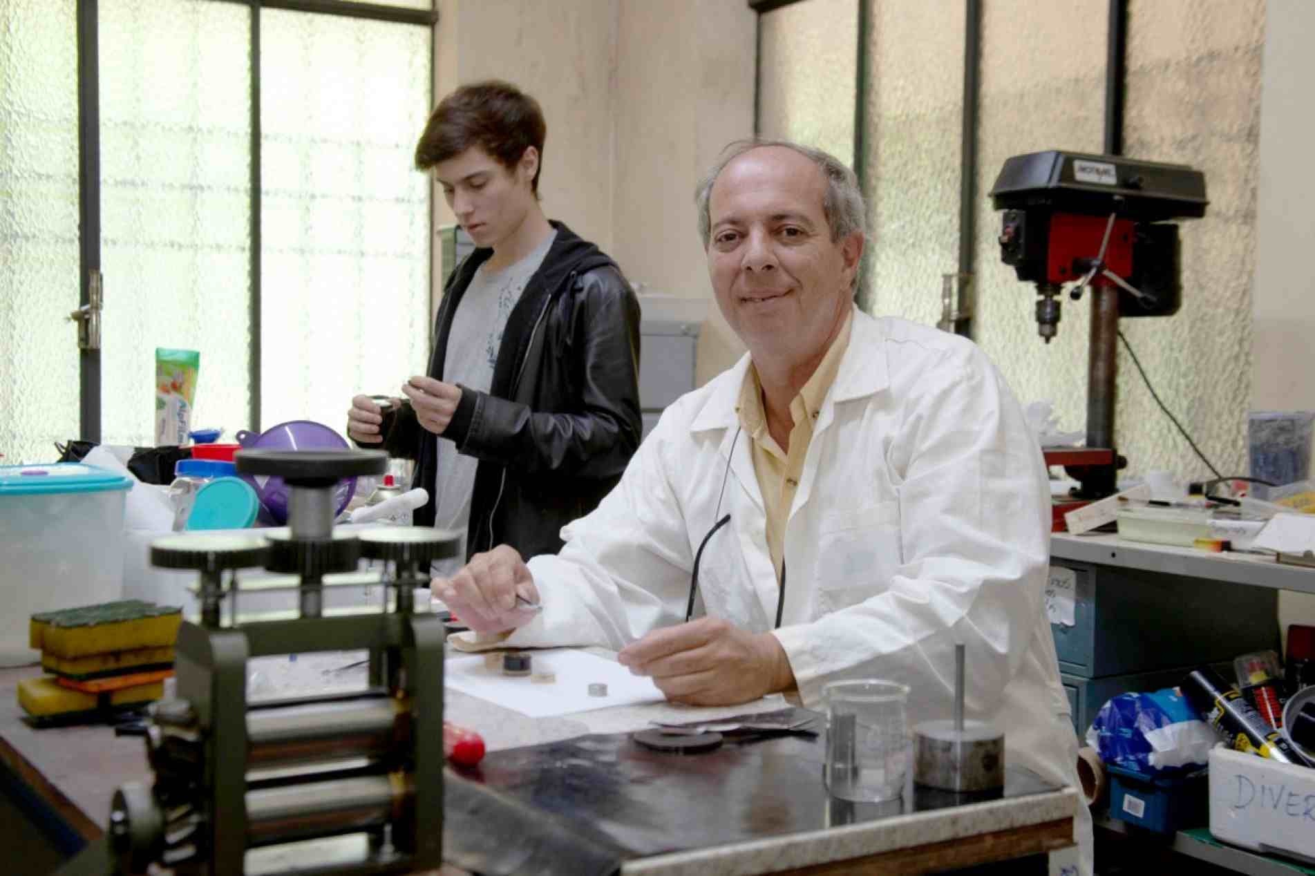 O professor Thomaz Restivo, acompanhado do seu filho Gustavo, cuja curiosidade foi o pontapé inicial para a pesquisa