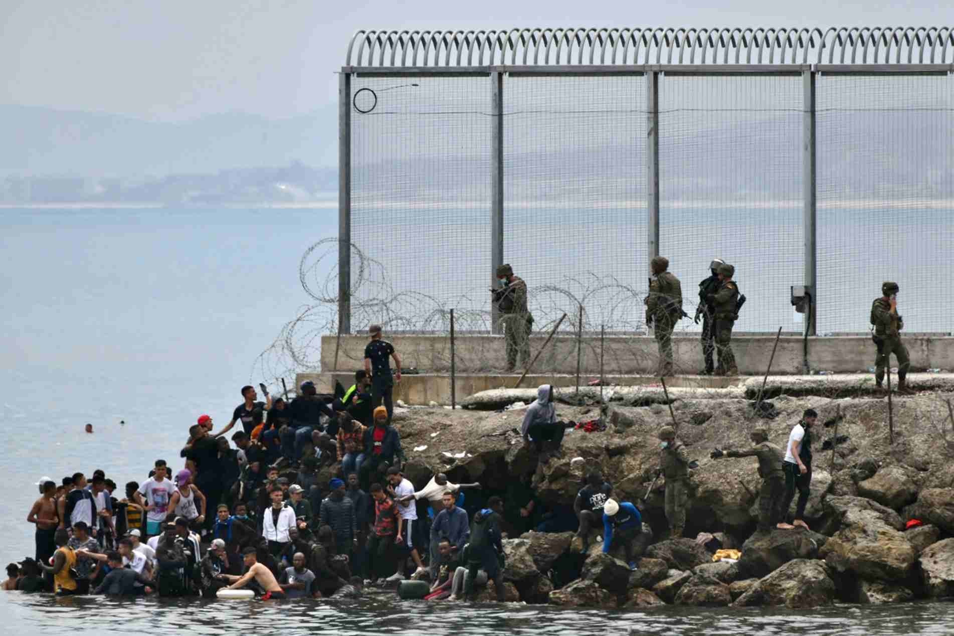 Imigrantes deixam Marrocos, no norte da África, na esperança de entrar na Espanha por Ceuta.