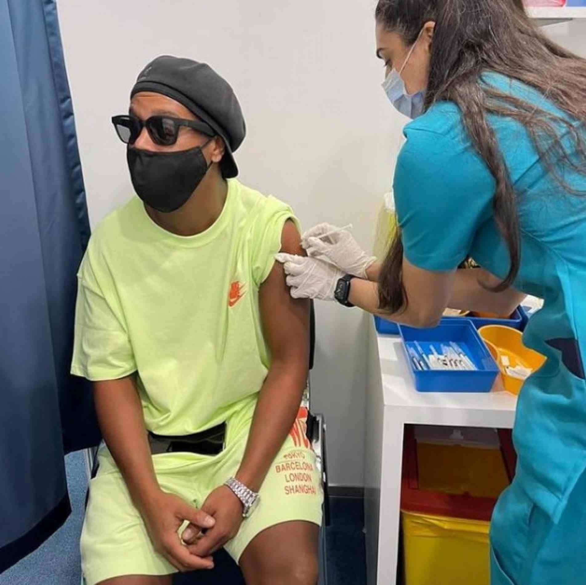 Ronaldinho Gaúcho recebe dose da vacina contra a Covid-19