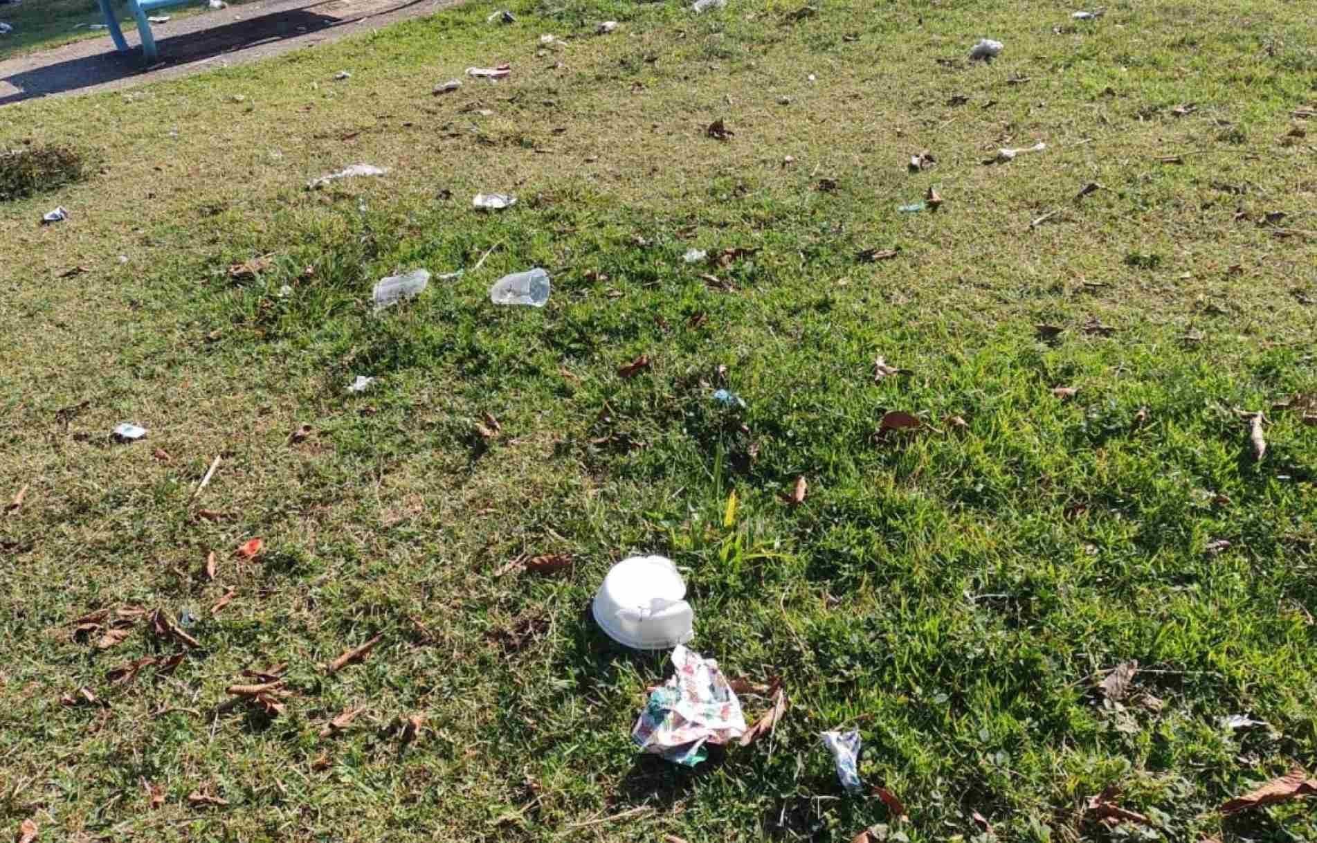 Lixo espalhado em um parque do bairro Ipanema Ville.