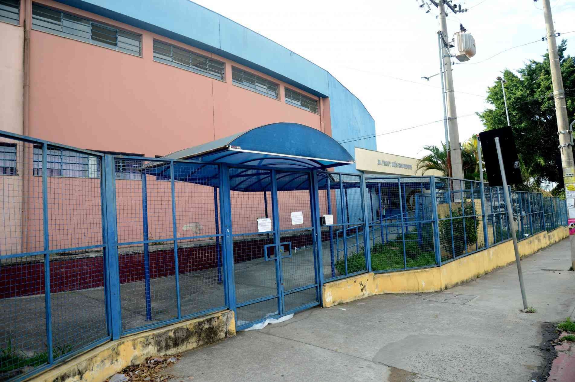 Escola municipal Inês Rodrigues Cesarotti teve fiação e equipamentos roubados e estruturas destruídas.